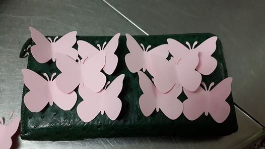 Siêu mẫu Xuân Lan khéo tay xếp những con bướm giấy xinh xắn chuẩn bị đón sinh nhật đầu tiên của con gái.